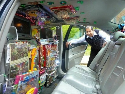 Mr. Batada, orgulloso de su coche