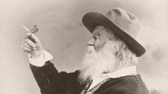El poeta estadounidense, Walt Whitman, observando una mariposa