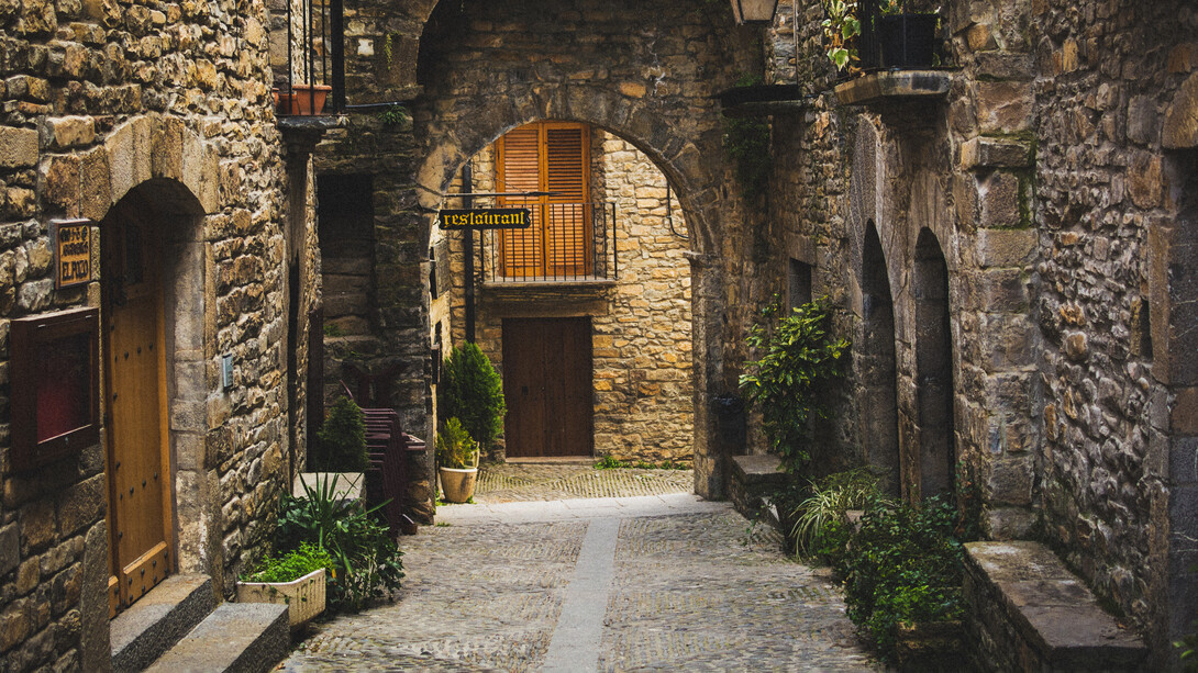 Una estrecha calle en la localidad de Lérida, España