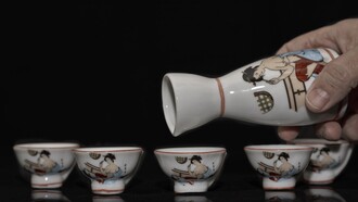 Degustazione sake. Ricordate che il sake è una bevanda che si presta a sperimentazioni di vario tipo, perciò provate, assaggiate, degustate, cercate il sake che più vi aggrada, quello più fruttato, quello più dolce, acido, secco, caldo, freddo, dapprima un piccolo sorso quasi a bagnarsi le labbra e via via cercando, chiudendo gli occhi, di scovare tutti i sapori e i profumi che questa splendida bevanda, ricca di storia, porta con sé