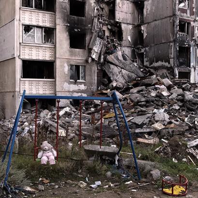 Un juguete de peluche entre los restos de un parque infantil en el suburbio de Saltivka de Kharkiv, Ucrania, gravemente dañado, el 22 de septiembre de 2022