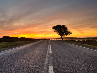 Camino hacia el horizonte: pensando siempre en el pasado no se hace futuro. Lo hecho, hecho está, bien o mal, y el futuro está por venir