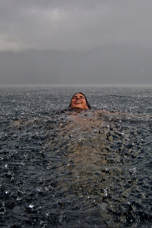 Nadando na chuva - Caburga Lake, Chile. Ph. por Camila Massu 