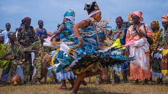 Immagine di un Vodunsi che danza. Un vodunsi è una persona che appartiene alla religione vodun del popolo africano ed è sotto la sua completa protezione e sorveglianza, Nigeria. Il Voodoo è una religione sincretica nata dall’incontro tra le tradizioni spirituali africane e il cattolicesimo europeo nelle colonie caraibiche