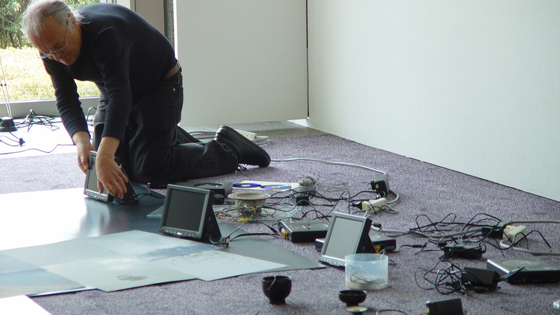 Rolf Julius setting up the exhibition Noiseless at the National Museum of Modern Art in Kyoto in 2007. Credits : Maija Julius
