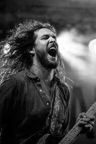 Show de rock n roll. A influência dos Beatles transcendeu fronteiras, ressoando com jovens de diferentes culturas e nacionalidades. Eles ajudaram a globalizar o rock n' roll e a criar uma identidade jovem universal marcada por um desejo de mudança e inovação