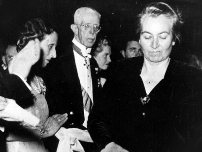 Gabriela Mistral recibe el Premio Nobel de Literatura (1945)
