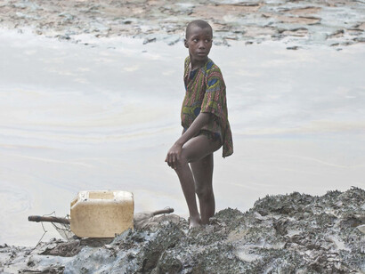 Derrame petrolero en el delta del Níger: el modelo de negocio de Shell ha permitido a la empresa beneficiarse de las debilidades de los sistemas judicial y normativo de Nigeria, causando estragos en vidas y medios de sustento de la población nigeriana mientras los beneficios siguen fluyendo a sus sedes europeas
