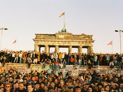Klaus Lehnartz, People celebrating on the Berlin Wall, Berlin, 10.11.1989 (c). Mit freundlicher Genehmigung des Deutschen Historischen Museums