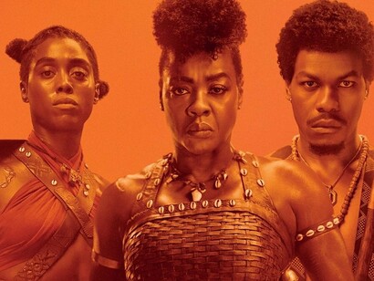 Viola Davis em  A mulher rei, de 2022. Outro caso discutido é o do filme "The Woman King" (2022), que dramatiza a história das guerreiras de Daomé, no atual Benim. Apesar de trazer uma narrativa empoderadora, o filme foi criticado por omitir aspectos importantes da história, como a participação do reino de Daomé no tráfico de escravizados. Essa omissão foi vista por muitos críticos como um apagamento histórico motivado por interesses ideológicos contemporâneos, o que compromete a complexidade do tema abordado
