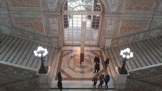 Hidetoshi Nagasawa, Groviglio di quanta, 2014, ferro e marmo, cm 525x40x40.
Installation view a Palazzo Reale, Napoli 2019