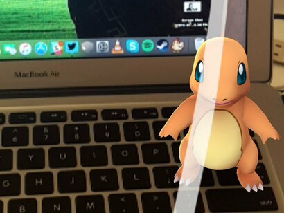 Un Pokémon sobre el teclado del portátil