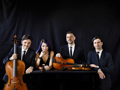 Il Quartetto Mirus, da sinistra Luca Bacelli, violoncello, Federica Vignoni, violino, Riccardo Savinelli, viola, Massimiliano Canneto, violino  sulla copertina del disco dedicato a Schnittke, Stravinskij, Adès © Flavio Ianniello