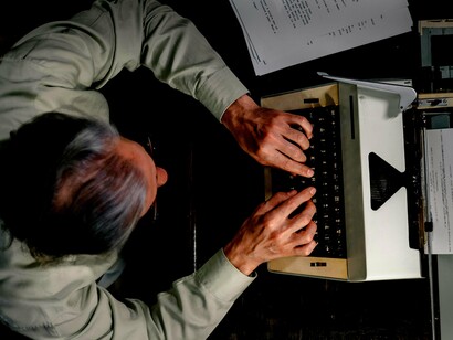 Homem escreve. Abriu o editor de texto e deixou que a inspiração utilizasse seus dedos para alguns parágrafos, por enquanto sem muito critério. Gostou do que leu e, após algumas correções, salvou o arquivo – já era hora de se arrumar. Um rápido banho e estaria pronto para as obrigações do dia