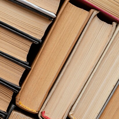 L’enorme potenza della combinatoria mostra come la probabilità di trovare un testo davvero significativo sia infinitesimale rispetto al totale delle sequenze possibili