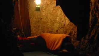 Dormendo nella Caverna degli Obici