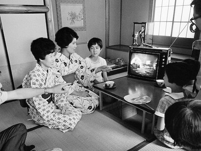 Le immagini dello sbarco raggiungono ogni parte del mondo. Qui vediamo una famiglia giapponese seguire l'allunaggio in diretta  (1969)