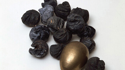 E.Scanavino. Scultura, 1968, bigoli in terra cotta smaltata e uovo dorato a 3° fuoco, dimensioni variabili. 