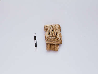 Plaque - sculpture en relief : lions héraldiques
Ivoire, h. 7,4 ; l. 4,7 cm, Découverte : Ialysos/ production : Atelier mycénien, Helladique récent (XIIIe siècle av. J.-C.) ©22e Éphorie des Antiquités, Rhodes / G.Kassiotis