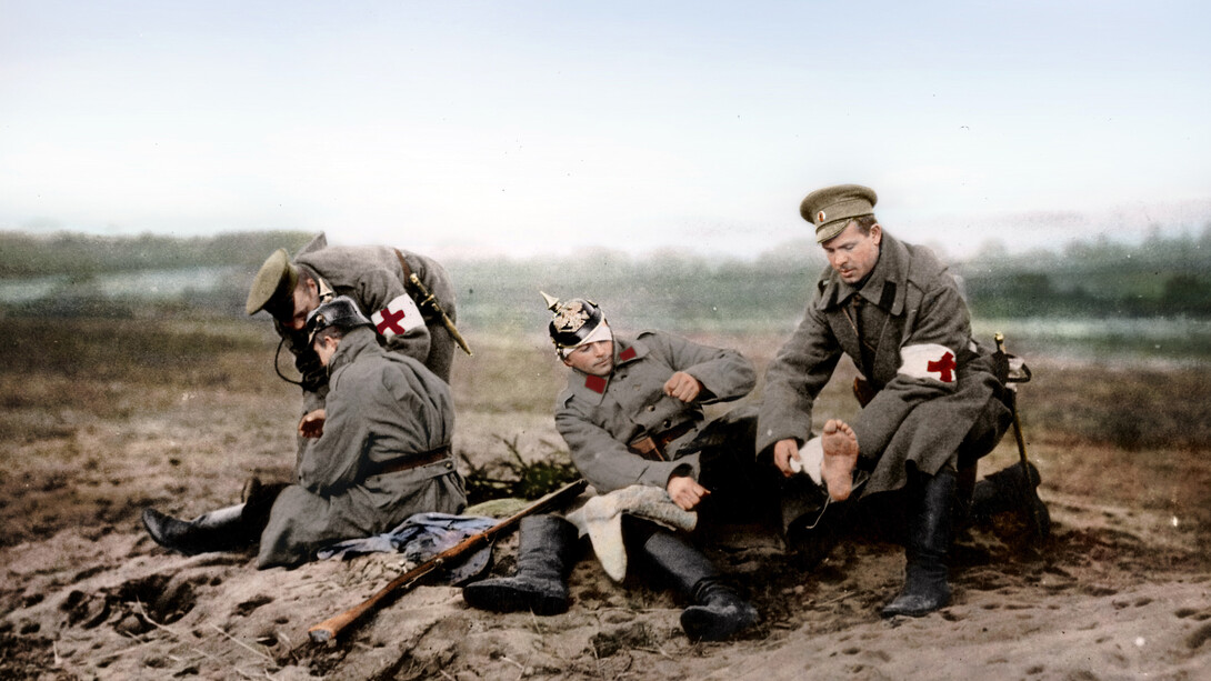 Miembros de la Cruz Roja atienden a soldados heridos durante la Primera Guerra Mundial