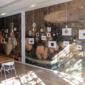 Ana Gallardo, Materiales para la memoria, vista de exhibición. Cortesía del Museo de Arte Moderno de Buenos Aires