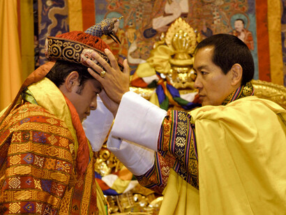Jigme Singye Wanhuck corona a su sucesor en 2006