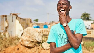 Homem em Luanda, Angola. A capital Luanda foi um presente de cultura e alegria; lá, mesmo com tanta "proibição" consegui implantar ideias e ações sociais, o que me deu também o passaporte de volta ao Brasil. Tentei, mas não consegui aprender um dos 69 dialetos que compõem a Língua Pátria, tendo o oficial português de Portugal