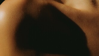 Incavo del collo. Pelle idratata che non presenta segni di stress