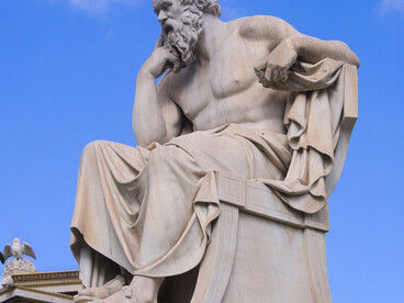 Estatua de Sócrates en la Academia de Atenas, Grecia, encarnación del ideal de justicia que la pólis fue incapaz de sostener