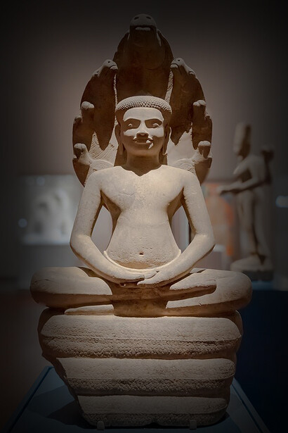 Estatua de Buda sentado sobre Nāga, Museo de Civilizaciones Asiáticas, Singapure