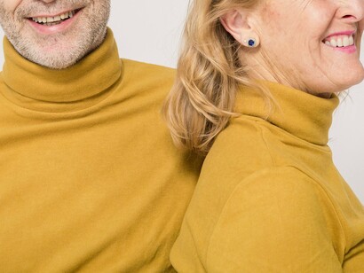 Yoga della risata. La risata, anche se intenzionale e quindi simulata, può fornire benefici pari a quelli della risata spontanea, scaturita da eventi estemporanei. Imparare a farlo da soli può essere quindi un'abilità preziosa