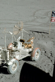 La bandiera di Apollo 17 accanto il Lunar Rover Vehicle anch’esso rimasto sulla Luna
