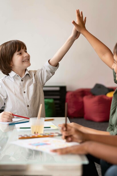 Due bambini che si danno il cinque: "sviluppando una cooperazione obbligata, i componenti dei vari gruppi riescono a interagire tra loro, conoscere meglio gli altri e cominciando, finalmente, ad apprezzarli"