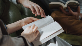 Poeta declama poesia de seu livro para entrevistadora 