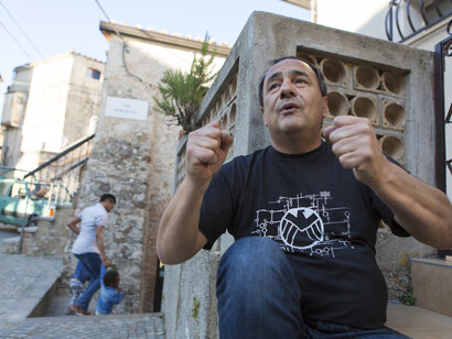Il sindaco Domenico Lucano, al suo terzo mandato come primo cittadino, è stato inserito nel 2016 dalla rivista Fortune come uno dei 50 personaggi più influenti del mondo. È lui stesso che ha coniato l’espressione di “accoglienza dolce” per indicare il modello di integrazione di Riace © ph. Michele Cirillo 
