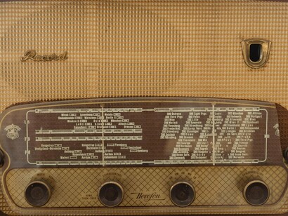 Rádio antigo. O maior sucesso da programação radiofônica brasileira foi "Direito de Nascer" um verdadeiro fenômeno da época. O gênero era tão popular que apenas a Rádio Nacional transmitiu mais de 800 novelas diferentes durante as décadas de 1940 e 1950