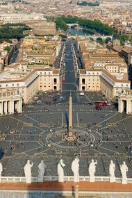 L'abbraccio del Colonato ideato da Gianlorenzo Bernini in piazza San Pietro, Città del Vaticano
