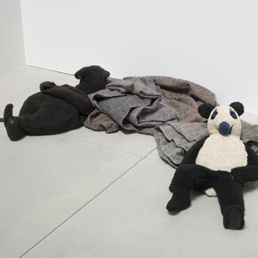 Peter Fischli David Weiss, Rat and Bear (Sleeping), 2008, Cotton, wire, polyester, and electrical mechanism, overall dimensions vary with installation, Jumex Collection, Mexico City © Peter Fischli and David Weiss. Photo: Courtesy Fischli Weiss Archive, Zürich