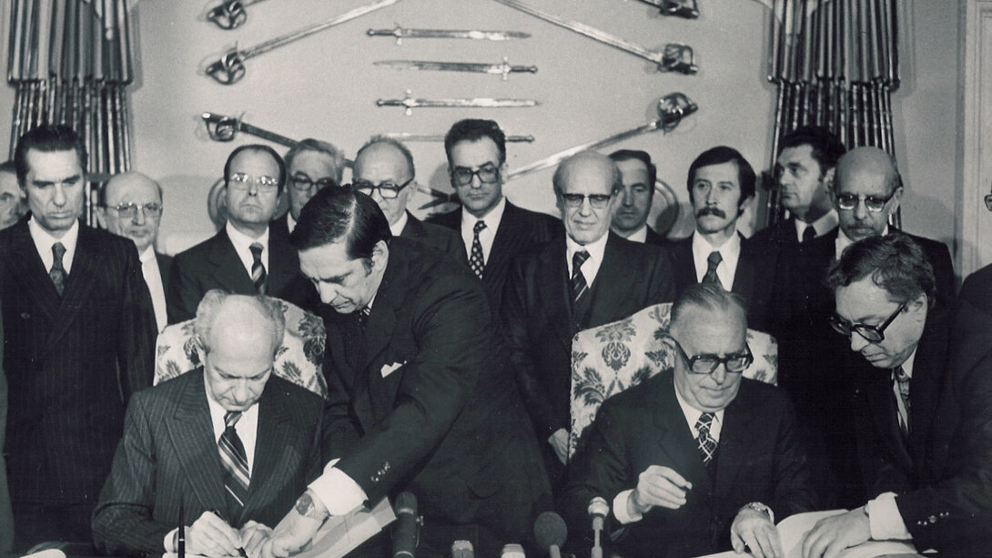 Mariano Rumor e Miloš Minić firmano il Trattato di Osimo (10 Novembre 1975)