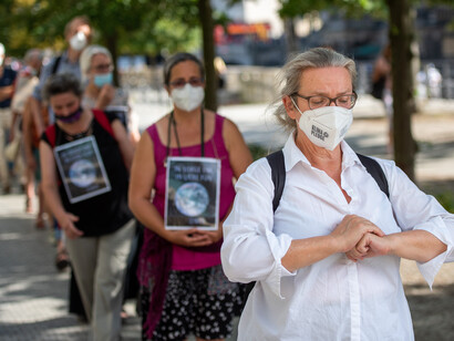 Las reglas de reunión parecían hechas para un programa de cámara oculta: podían estar juntas hasta tres personas. Cuatro no ¿eh? Que eso es peligroso. 15 de agosto de 2021. Berlín, Alemania 