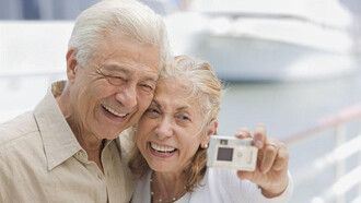 Pareja de adultos mayores se hace una fotografía