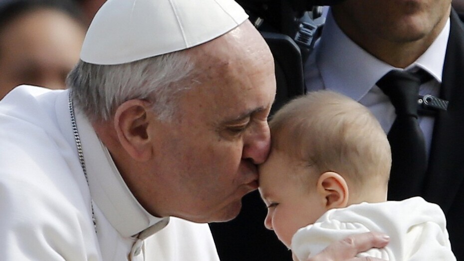El Papa Francisco besando a un bebé