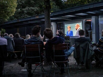 Un grupo de personas viendo el único debate entre los dos principales aspirantes