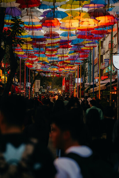 Ontologie sociale. Selon l’ontologie philosophique précisément, les phénomènes sociaux (le domaine social) sont processuels et relationnels par nature