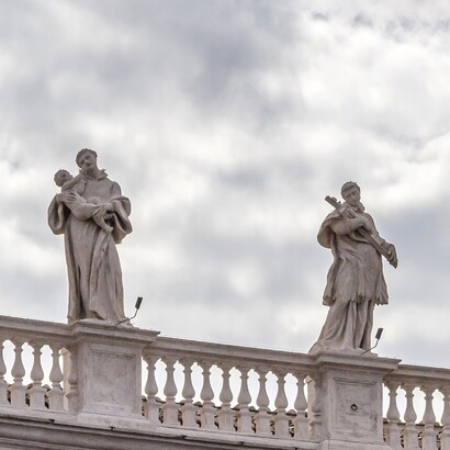 Martiri e santi decorano il colonnato berniniano in Piazza San Pietro, Città del Vaticano