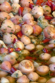 I lampascioni sono piccoli bulbi selvatici dal sapore amarognolo, molto usati nella cucina tradizionale pugliese e lucana. Una delle preparazioni più diffuse è quella dei lampascioni è lessati e conditi con olio extravergine d’oliva, aceto, aglio e prezzemolo