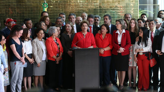 Após o impeachment, a ex-presidenta Dilma Rousseff faz pronunciamento no Palácio da Alvorada. Para entender a Direita brasileira, temos de voltar ao surgimento de tudo. Esse campo político nasceu em 2016 com impeachmeant da senhora presidente Dilma Vana Rousseff. Havia um desgaste de toda a agenda da esquerda brasileira na época e um questionamento sério ligado ao sistema político e os casos e casinhos de corrupção daquela época