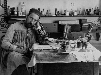 Autorretrato de Santiago Ramón y Cajal en su laboratorio de Valencia, tomado aproximadamente en 1885