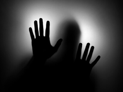 La persona crecía en la traslucidez de la tela y la enfermera infirió que se dirigía hacia ella