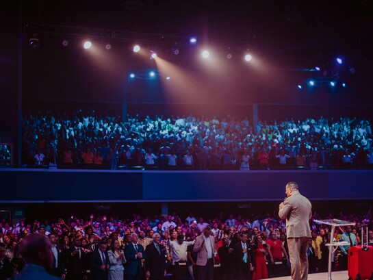 A man addressing a large gathering, showing how good leaders can effortlessly capture the attention and love of the followers